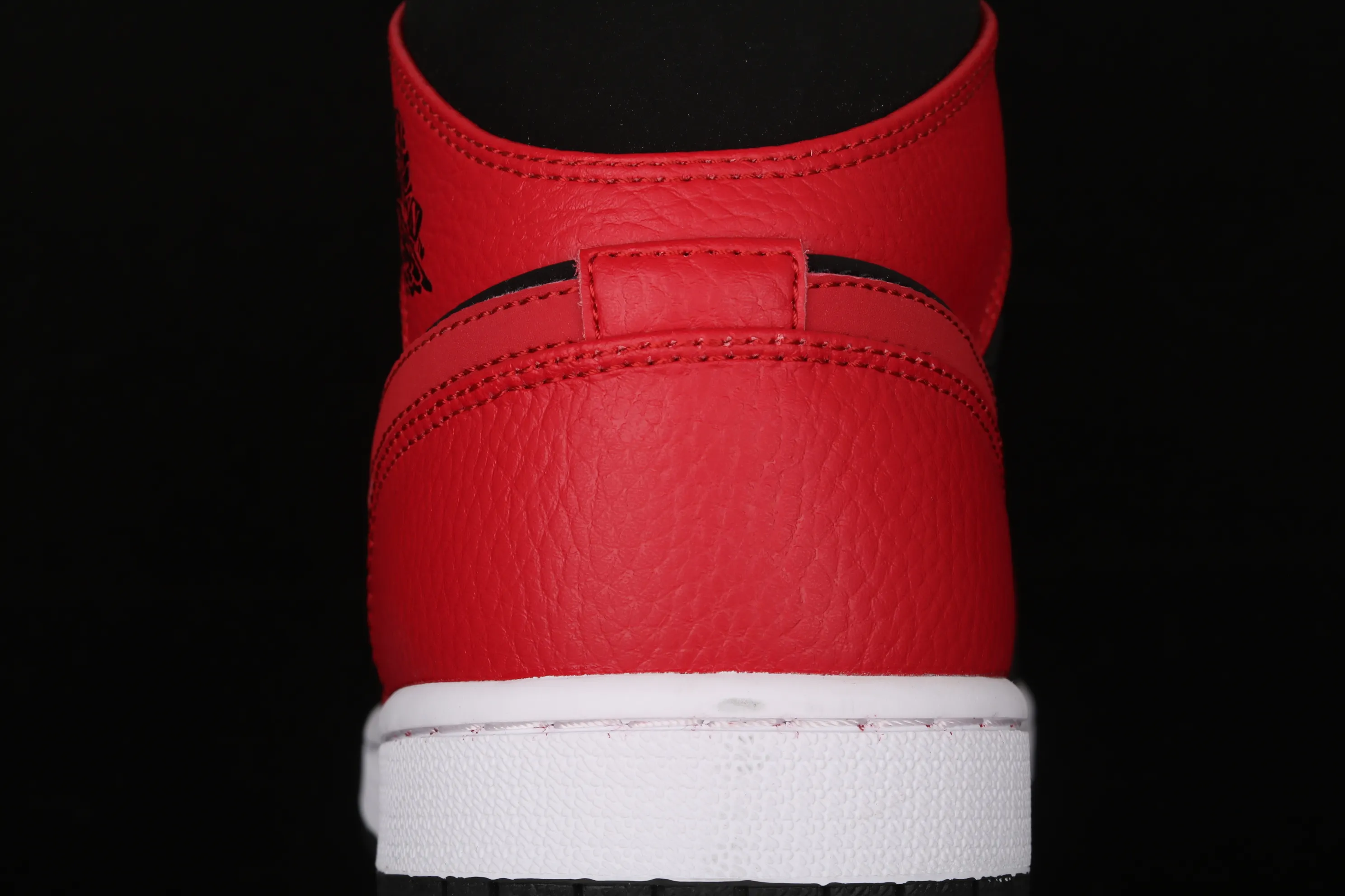 All categories Air Jordan Jordan series basketball shoes Air Jordan 1 Mid special price G version pure original Air Jordan 1 Mid AJ1 Joe 1 Xiaoban wear 554724-054